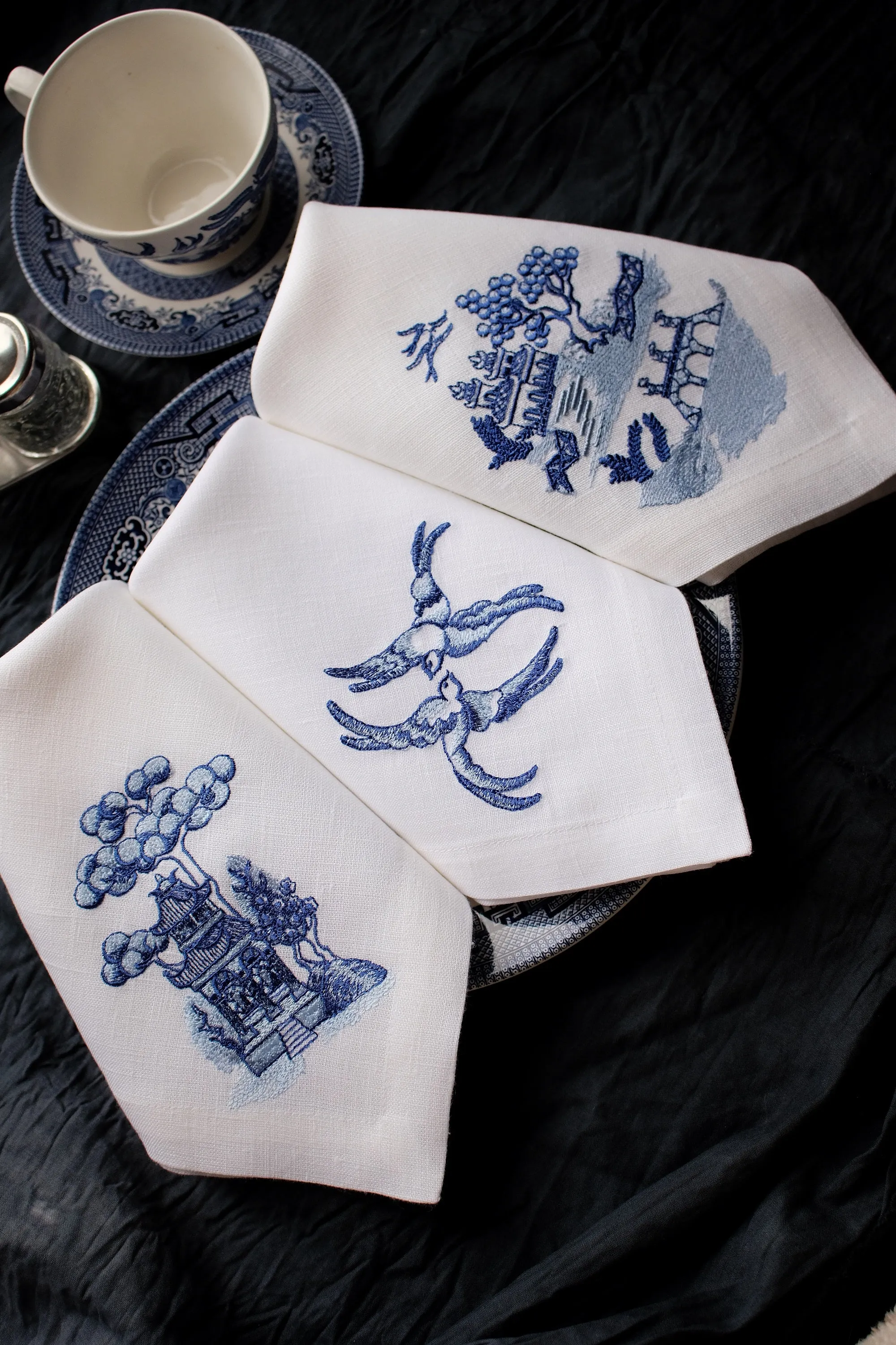 #009 | Blue Chinoiserie Birdhouse | Linen napkins
