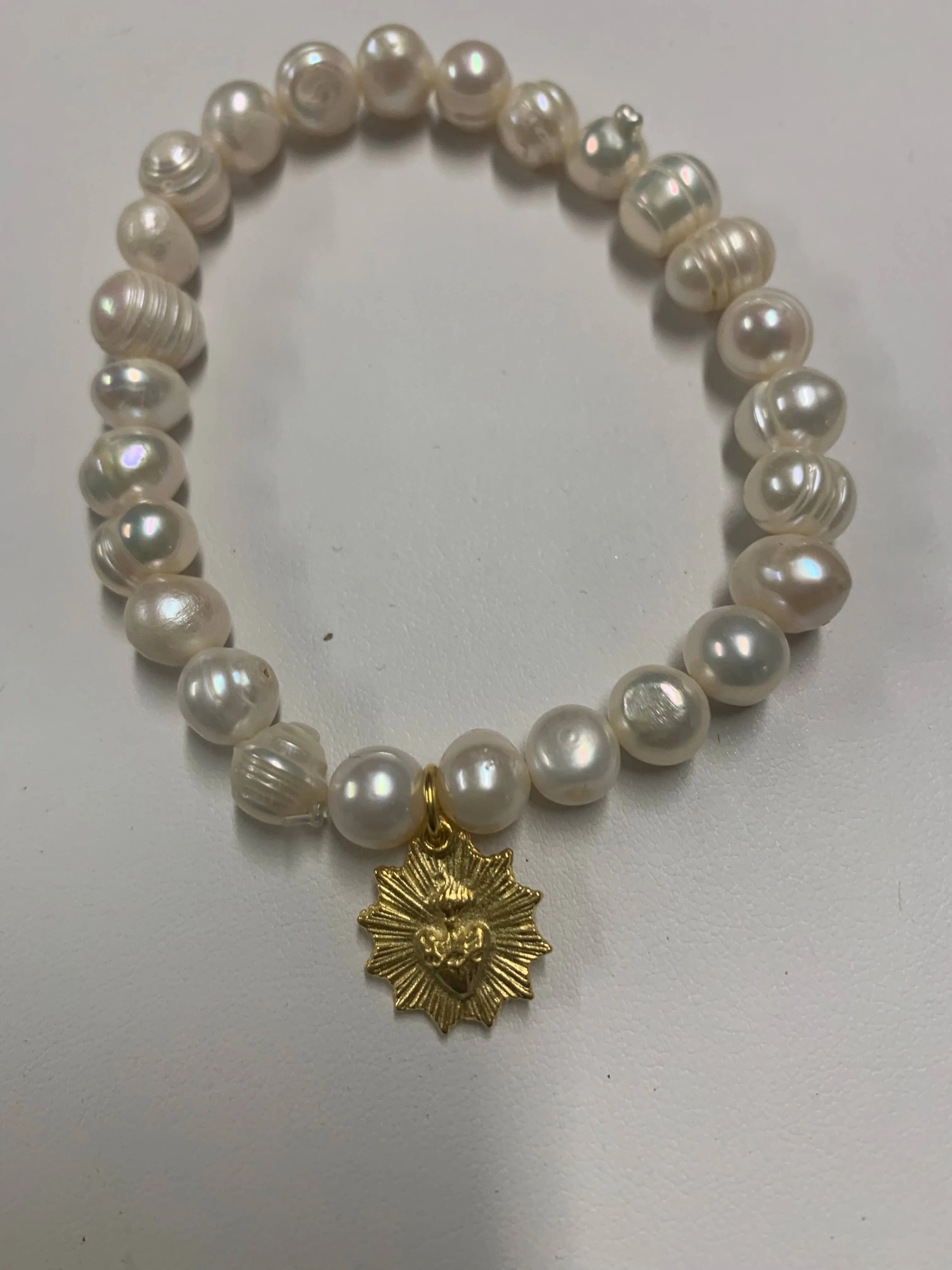 BR208 PEARL BRACELET WITH SACRED HEART MEDAL