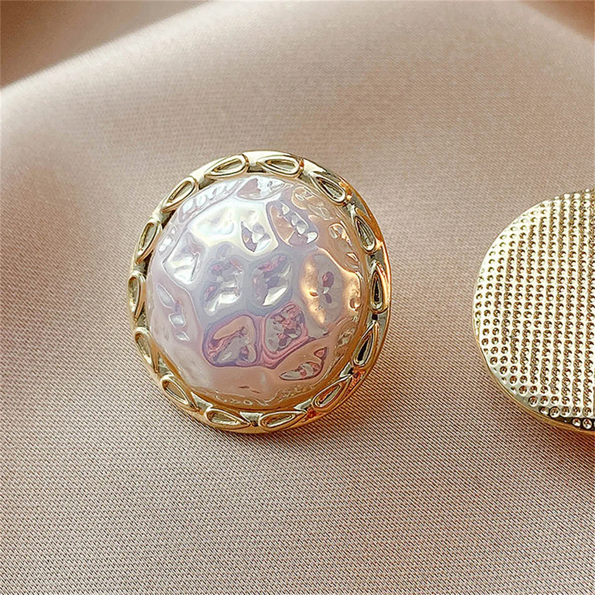 Iridescent Pearl & 18K Gold-Plated Hammered Round Stud Earrings