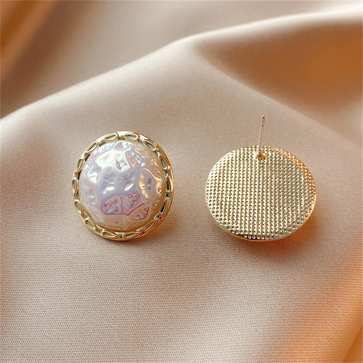 Iridescent Pearl & 18K Gold-Plated Hammered Round Stud Earrings