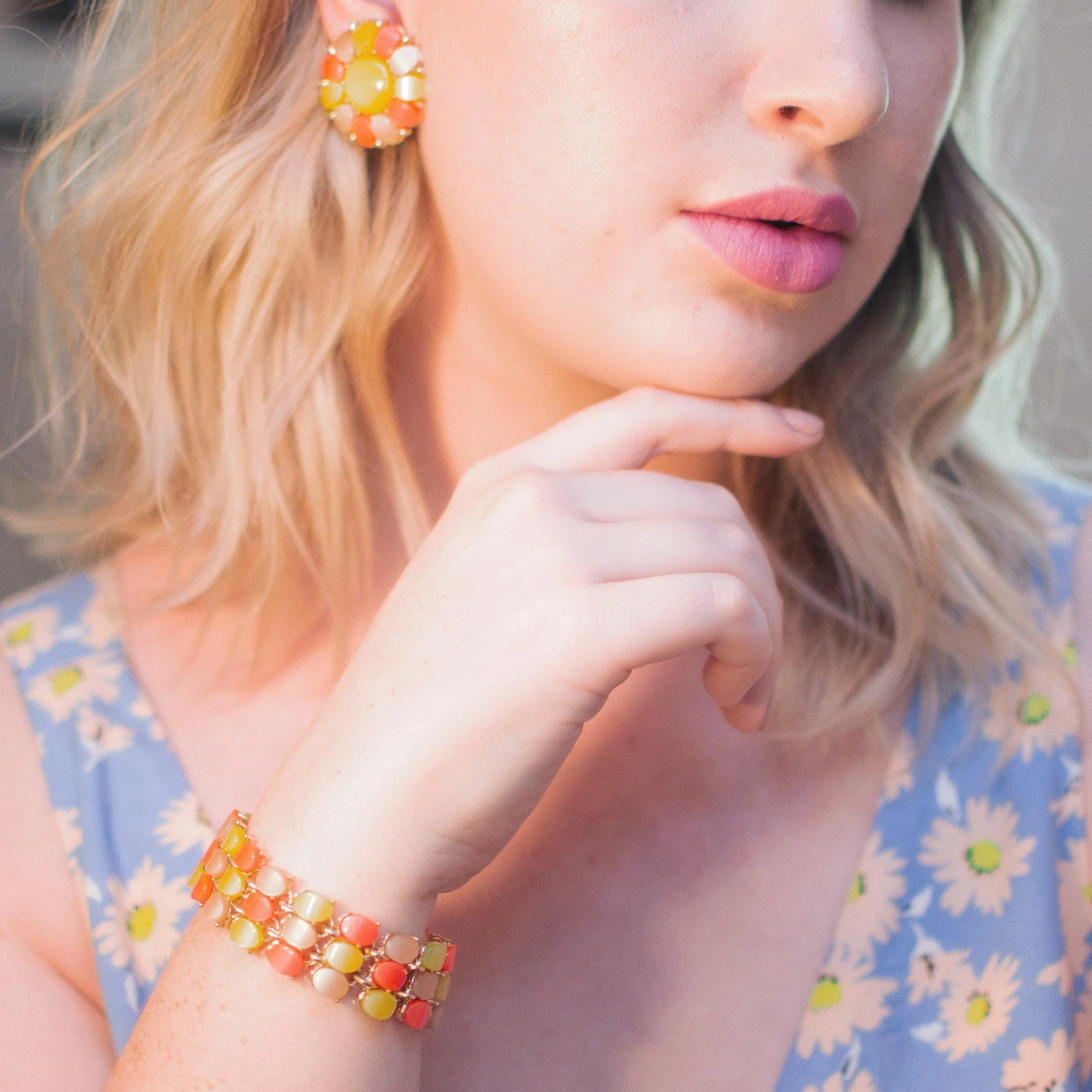 Vintage 1950s Mod Yellow Orange, Champagne Thermoset Lucite Moonglow Medallion Statement Earrings, Clip On