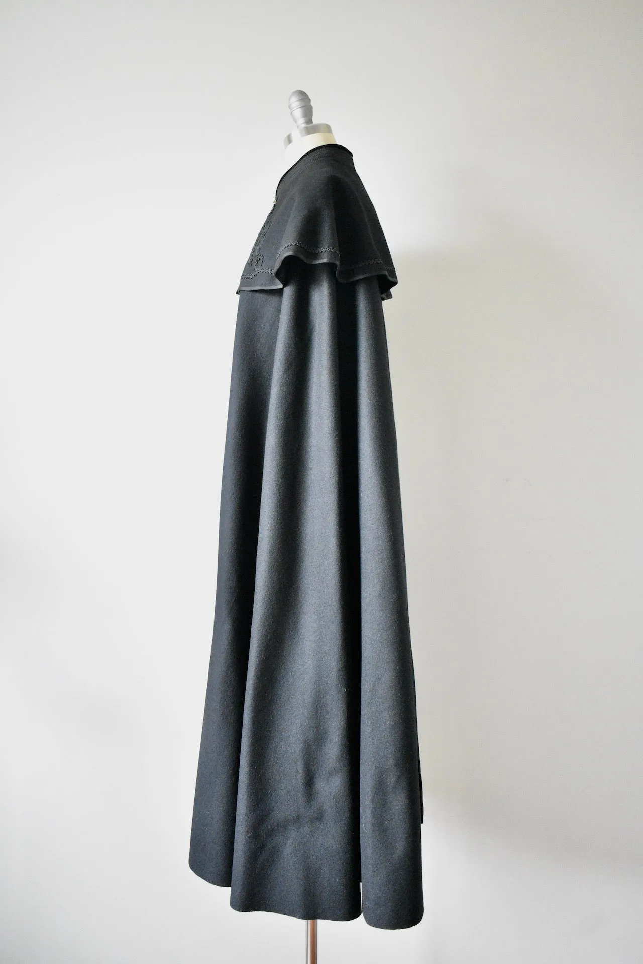 Vintage 1960s Black Embroidered Casa Sesena Madrid  Vintage Spanish Cape