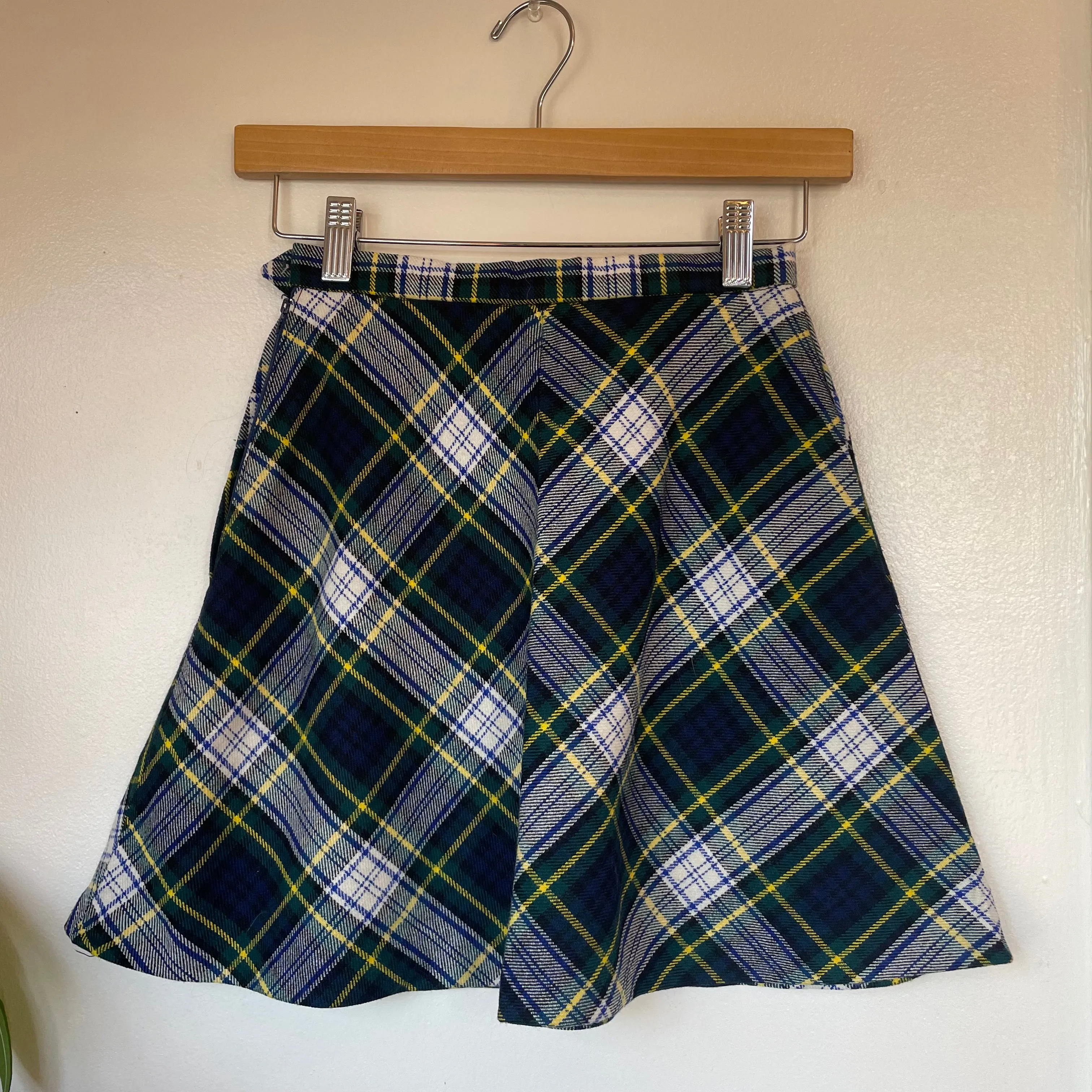 Vintage 60s 70s 80s L.S. Ayres & Co plaid wool blend mini skirt // XXS XS (HT2334)