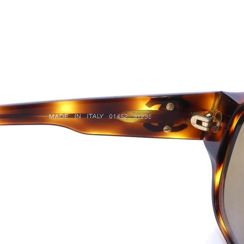 Vintage CHANEL brown oval frame sunglasses with golden CC motifs at sides. Mod and chic eyewear you must get. 0411041