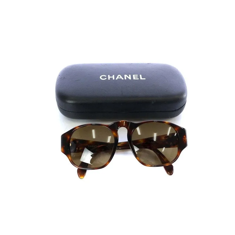 Vintage CHANEL brown oval frame sunglasses with golden CC motifs at sides. Mod and chic eyewear you must get. 0411041