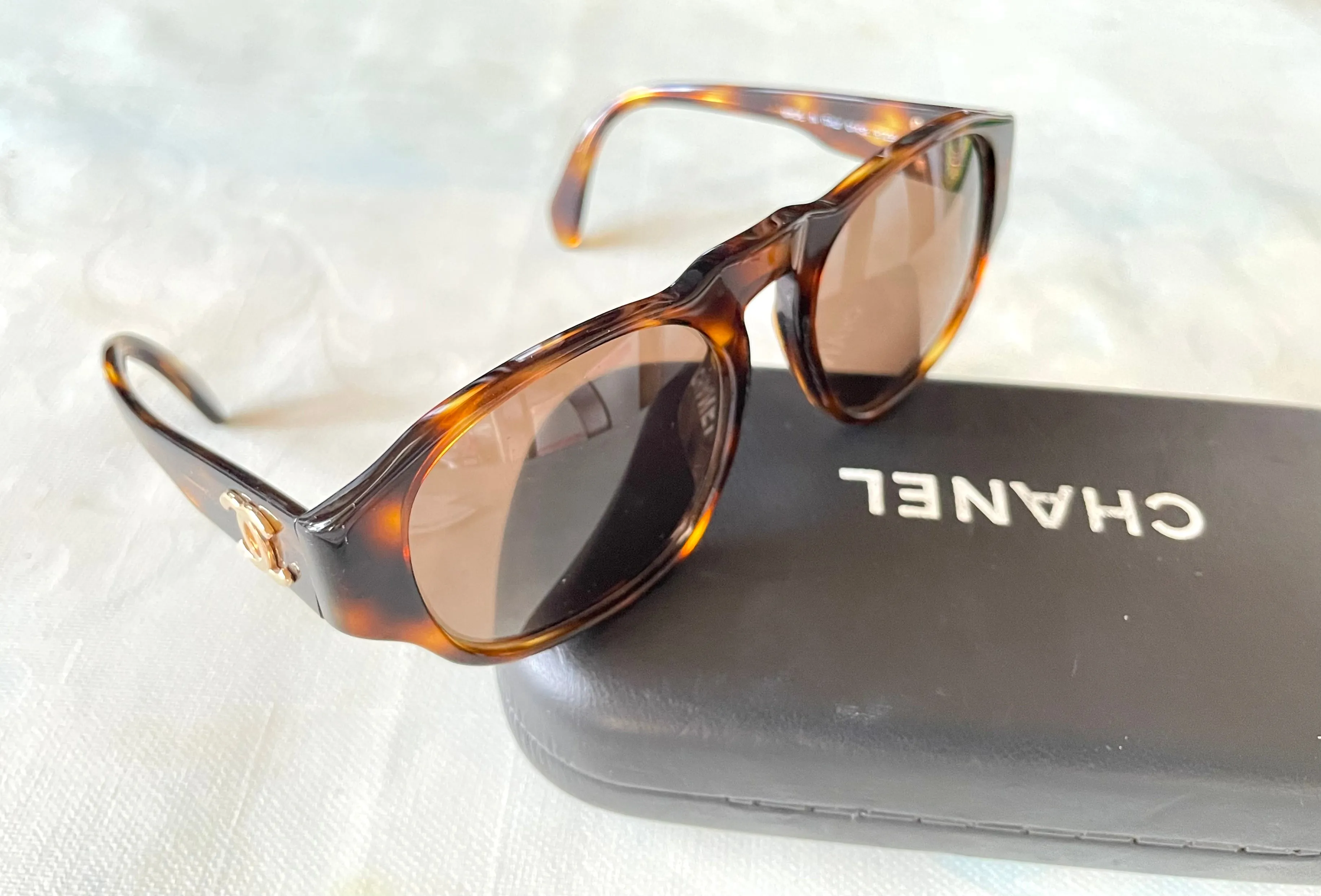 Vintage CHANEL brown oval frame sunglasses with golden CC motifs at sides. Mod and chic eyewear you must get. 0411041