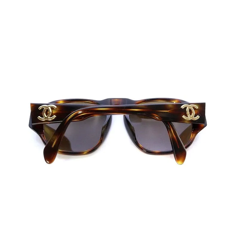 Vintage CHANEL brown oval frame sunglasses with golden CC motifs at sides. Mod and chic eyewear you must get. 0411041