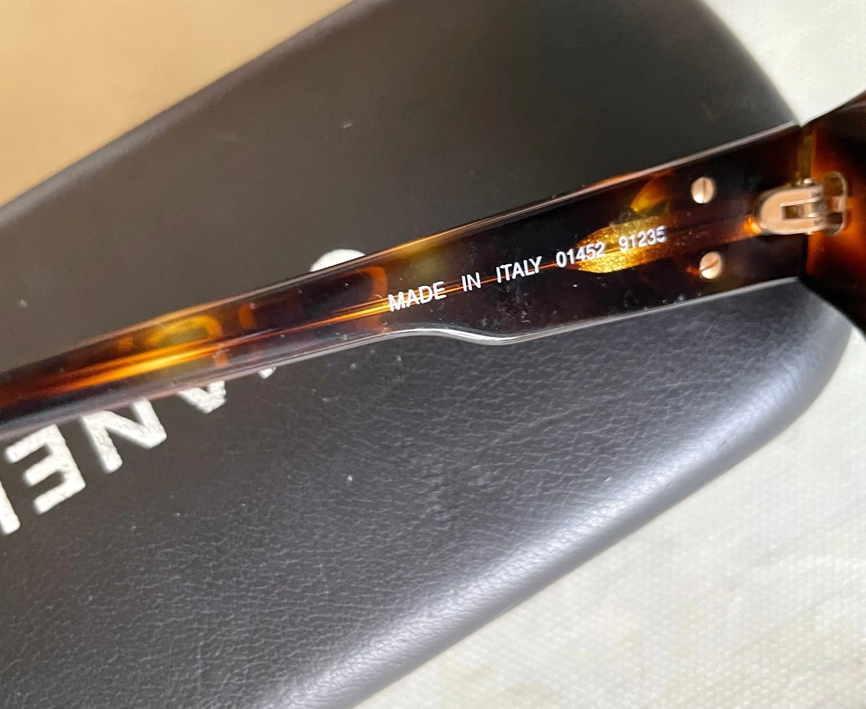 Vintage CHANEL brown oval frame sunglasses with golden CC motifs at sides. Mod and chic eyewear you must get. 0411041