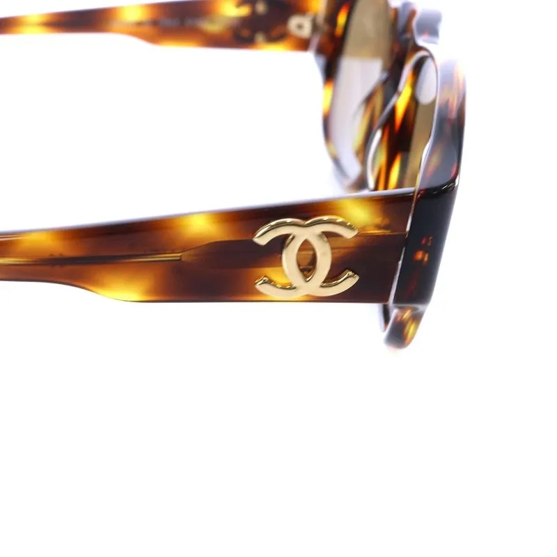 Vintage CHANEL brown oval frame sunglasses with golden CC motifs at sides. Mod and chic eyewear you must get. 0411041