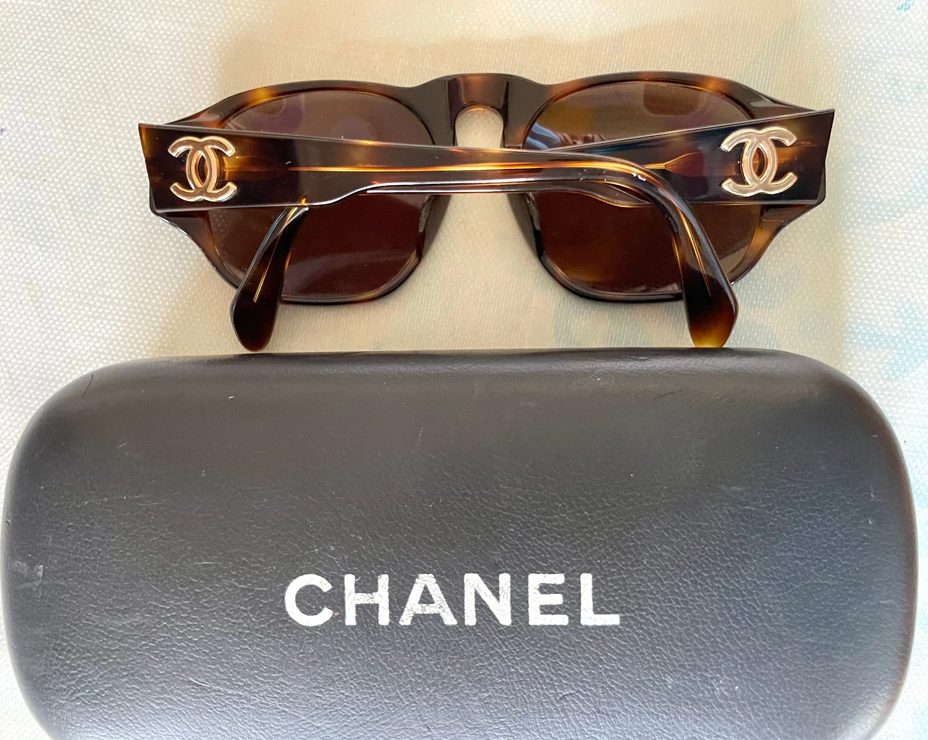Vintage CHANEL brown oval frame sunglasses with golden CC motifs at sides. Mod and chic eyewear you must get. 0411041