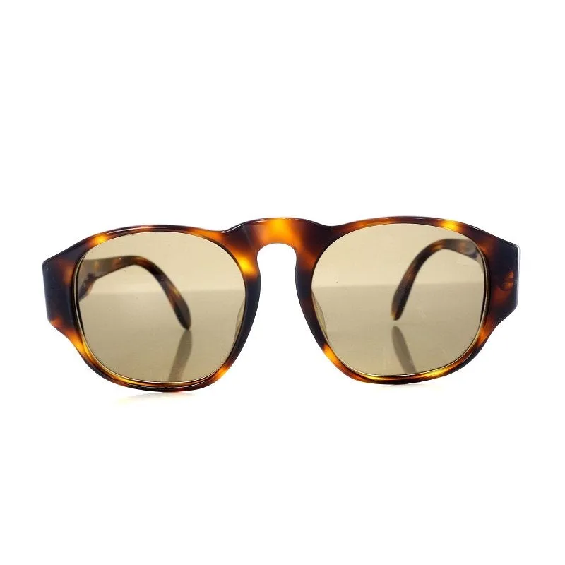 Vintage CHANEL brown oval frame sunglasses with golden CC motifs at sides. Mod and chic eyewear you must get. 0411041
