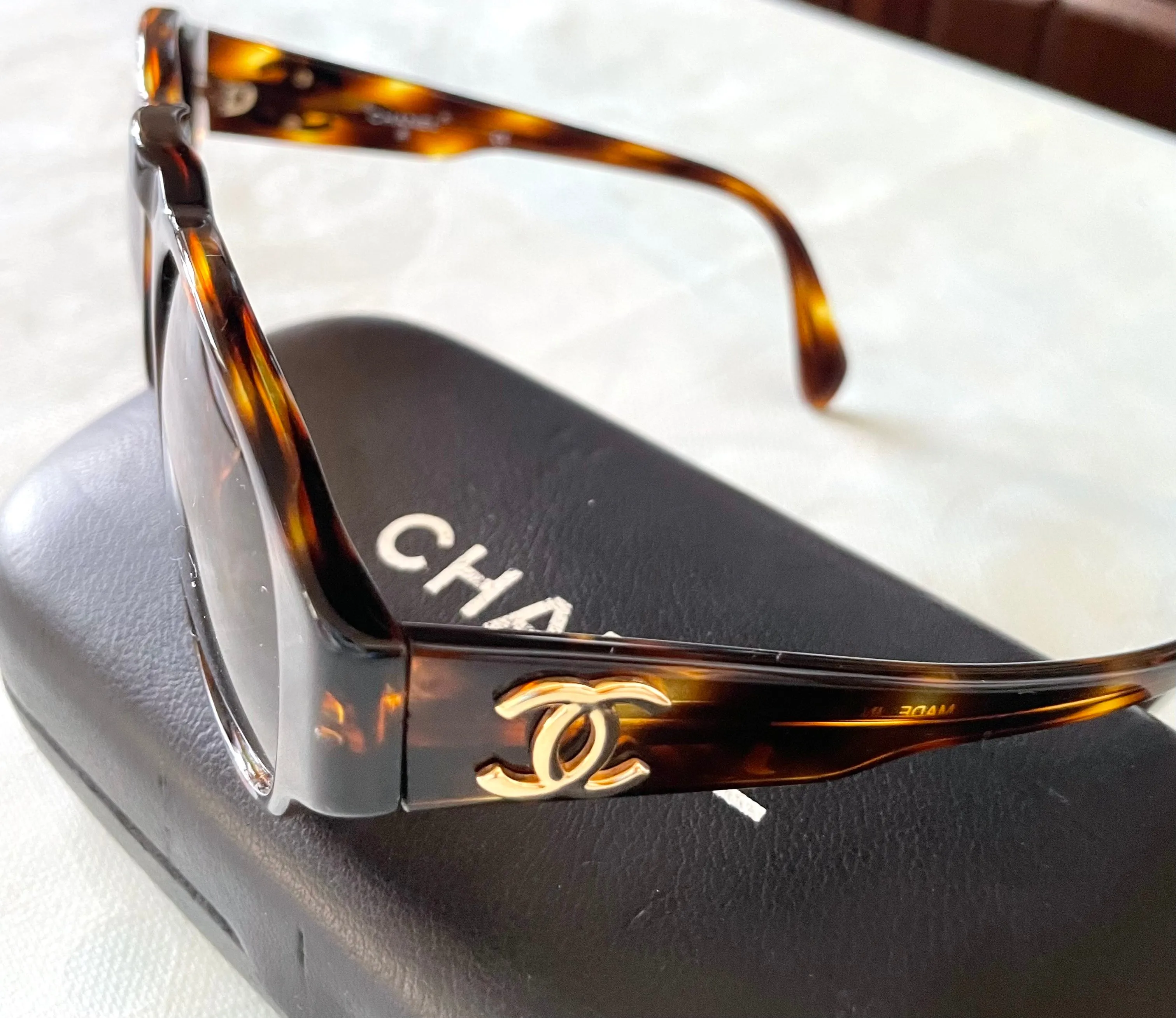 Vintage CHANEL brown oval frame sunglasses with golden CC motifs at sides. Mod and chic eyewear you must get. 0411041