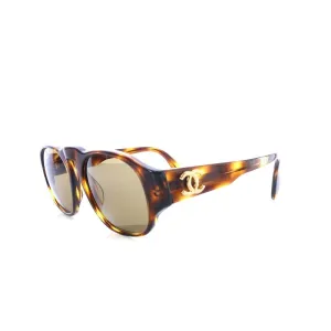 Vintage CHANEL brown oval frame sunglasses with golden CC motifs at sides. Mod and chic eyewear you must get. 0411041
